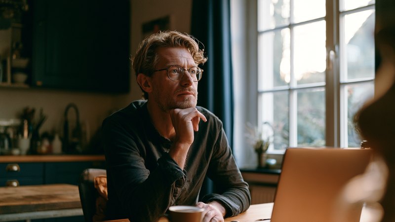 Person wählt entspannt zu Hause am Laptop ihre Lottozahlen