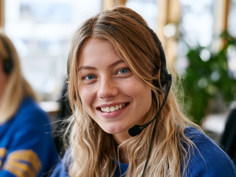Kundenberaterin mit Headset im Kundenservice von Faber Lotto-Service